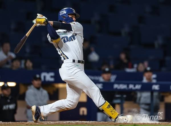 NC 다이노스 김주원이 14일 창원NC파크에서 열린 KT 위즈와 경기에서 타격하고 있다. /NC 다이노스