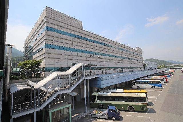 부산시와 부산디자인진흥원은 이달 중으로 ‘2026년 유니버설디자인 시범사업’의 일환으로 부산종합버스터미널 개선 공사에 착수한다. 부산 금정구 노포동 부산종합버스터미널 내 버스 승하차장 모습. 부산일보DB