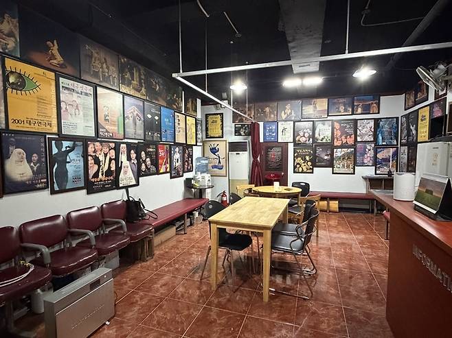 2005년 우전소극장으로 시작된 대명공연거리는 지금까지 20여 개의 소극장이 굳건히 자리를 지키고 있다. 사진은 지난 17년간 대명공연거리를 지키고 있는 예전아트홀의 내부. 정수민기자 jsmean@yeongnam.com