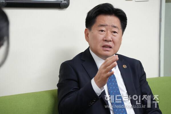 14일 오전 제주도청 기자실을 찾아 기자들과 대화를 나누고 있는 오영훈 지사.