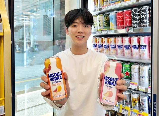 CU가 글로벌 프리미엄 보드카인 ‘앱솔루트(ABSOLUT) 보드카’를 넣은 생과일 하이볼을 이달 15일 선보인다.(CU 제공)