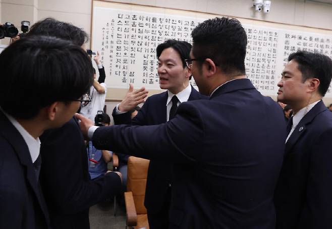 14일 서울 여의도 국회에서 윤석열 정권 정치검찰 조작기소 의혹 사건 진상규명 국정조사특별위원회 쌍방울 대북송금 조작기소 의혹 사건 청문회가 열렸다. 쌍방울 대북 송금 사건을 수사했던 박상용 검사가 증인 선서를 거부한 후 국회 경위들에 의해 퇴장하고 있다.(사진=이데일리 노진환 기자)