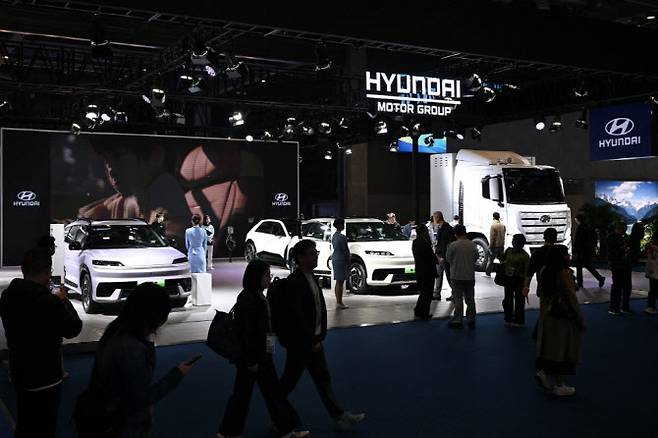 지난해 11월 7일 중국 상하이에서 열린 중국국제수입박람회에서 관람객들이 현대차 부스를 방문하고 있다. (사진=AFP)