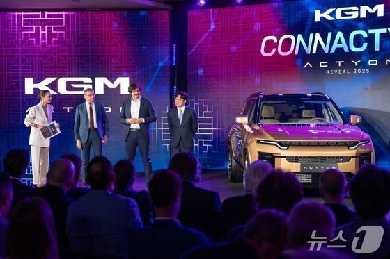 지난해 5월 이탈리아 시에나 피렌체에서 열린 KG모빌리티(KGM) 브랜드 론칭 행사에서 KGM 중형 스포츠유틸리티차(SUV) '액티언'이 공개된 모습. KGM은 론칭 행사 이후 기존 쌍용자동차 대신 2023년 탈바꿈한 KGM 브랜드로 이탈리아 현지 시장에 차량을 수출하고 있다(KGM 제공). 2025.05.06.