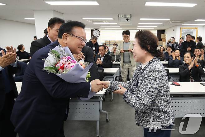 김부겸 더불어민주당 대구시장 예비후보가 13일 오전 대구 남구 대구상인회관에서 열린 전통시장 상인연합회를 찾아 꽃다발을 받고 있다. 2026.4.14 ⓒ 뉴스1 공정식 기자