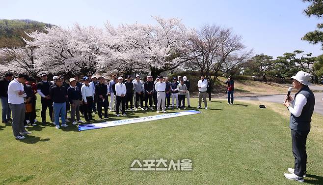 정몽규 대한축구협회장이 2026 축구인 골프대회 개회식에서 인사말을 하고 있다.