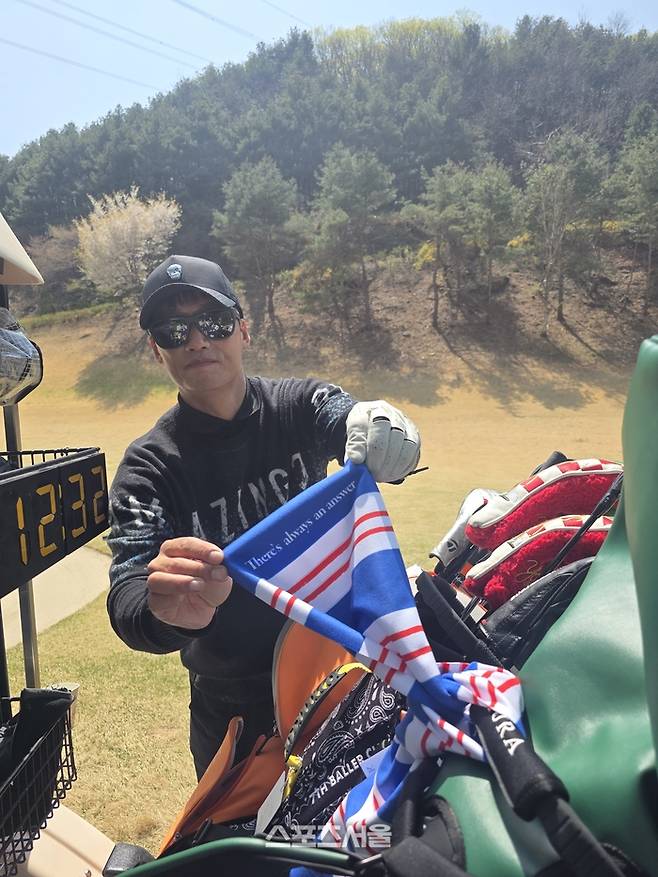 수원 삼성 이정효 감독이 수원 머플러를 들어 보이고 있다. 사진 | 용인=박준범기자