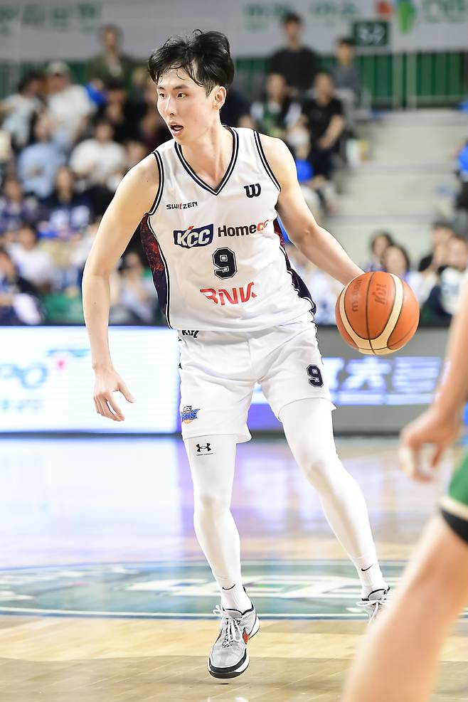 KCC 송교창이 13일 원주DB프로미아레나에서 열린 2025~2026 LG전자 프로농구 6강 플레이오프 1차전 DB와 경기에서 드리블 하고 있다. 사진 | KBL