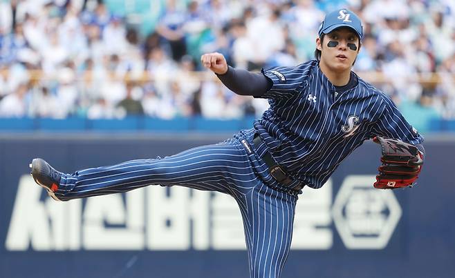 삼성 원태인이 12일 대구삼성라이온즈파크에서 열린 2026 KBO리그 정규시즌 NC전에서 역투하고 있다. 사진 | 대구=연합뉴스