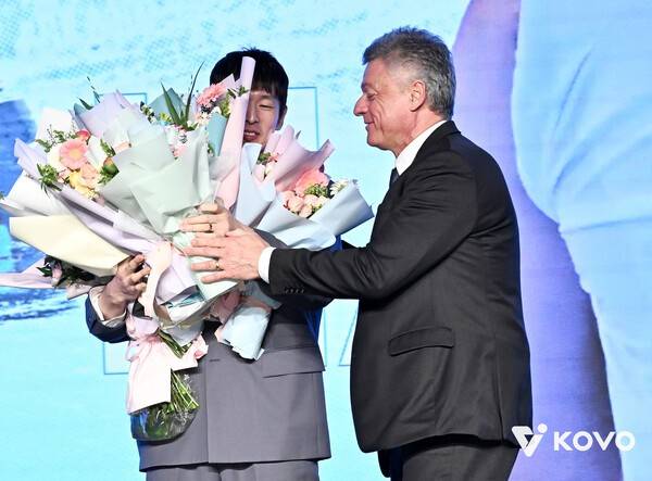 남자부 MVP 대한항공 한선수와 헤난 감독. /사진=KOVO