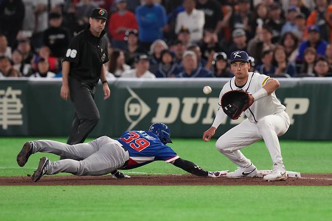 Taiwan's Wu Nien-ting slides into the first base as South Korea's Shay Whitcomb prepares to catch the ball during the seventh inning of a World Baseball Classic game between South Korea and Taiwan on Sunday, March 8, 2026 in Tokyo, Japan. (AP Photo/Eugene Hoshiko)
<저작권자(c) 연합뉴스, 무단 전재-재배포, AI 학습 및 활용 금지>