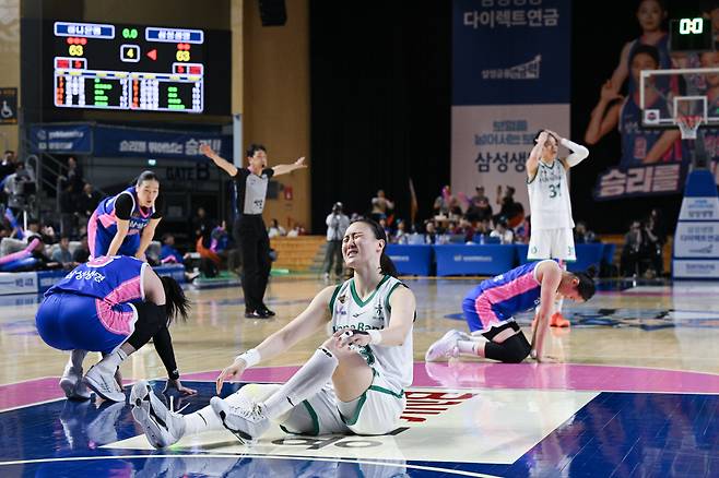 삼성생명과 하나은행 선수들이 13일 용인실내체육관에서 열린 플레이오프 3차전에서 4쿼터까지 승부를 가리지 못해 연장 돌입이 확정되자 아쉬워 하고 있다. 사진제공=WKBL