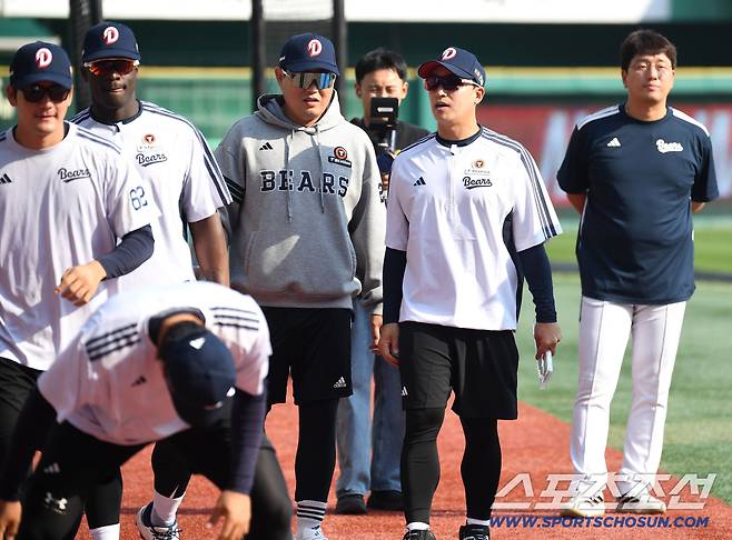 14일 인천 SSG랜더스필드에서 열린 SSG와 두산의 주중 3연전 첫 번째 경기. 두산 선수들과 함께 훈련하는 손아섭. 인천=송정헌 기자songs@sportschosun.com/2026.04.14/