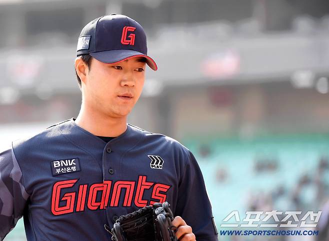 23일 인천 SSG랜더스필드에서 열린 KBO리그 시범경기 롯데와 SSG의 경기. 8회 1이닝 무실점 투구를 마치고 마운드를 내려오는 롯데 윤성빈. 인천=송정헌 기자songs@sportschosun.com/2026.03.23/