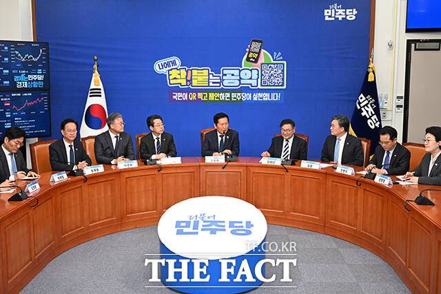 정청래 더불어민주당 대표(가운데)가 14일 오전 서울 여의도 국회에서 열린 민주당 <착!붙 공약 프로젝트> 6호·7호 공약 발표 행사에 참석해 인사말을 하고 있다. /국회=김성렬 기자