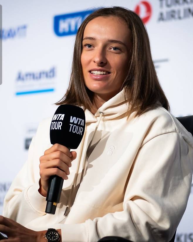 이가 시비옹테크가 13일 슈투트가르트 WTA 500 미디어 데이에서 질문에 답하고 있다. WTA 투어