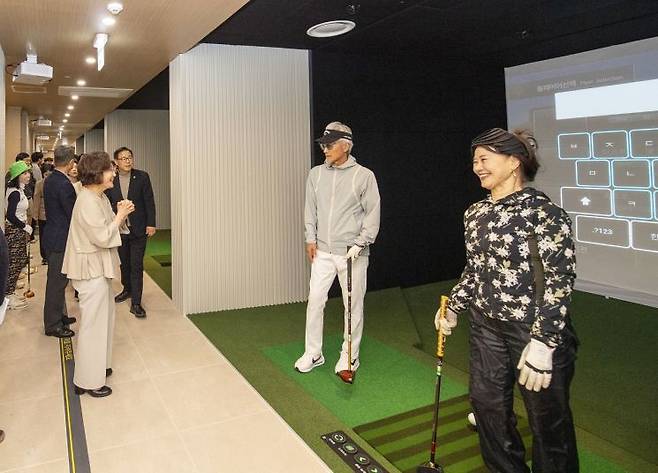 지난달 스크린파크골프장 삼각지점 준공식에서 박희영 용산구청장(왼쪽)이 주민들과 이야기를 나누고 있다. 용산구 제공.