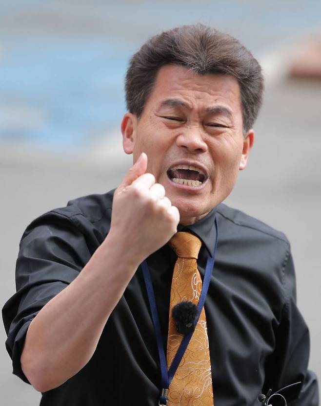 전 한국사 강사 전한길씨가 27일 동작구 서울경찰청 형사기동대에 피의자 신분으로 조사를 받기 위해 들어가며 발언하고 있다. 연합뉴스