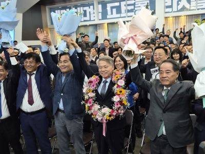 14일 오후 더불어민주당 민형배 전남광주통합특별시장 예비후보의 선거사무소에서 민형배 후보와 지지자들이 경선 승리를 축하하고 있다. 민현기 기자
