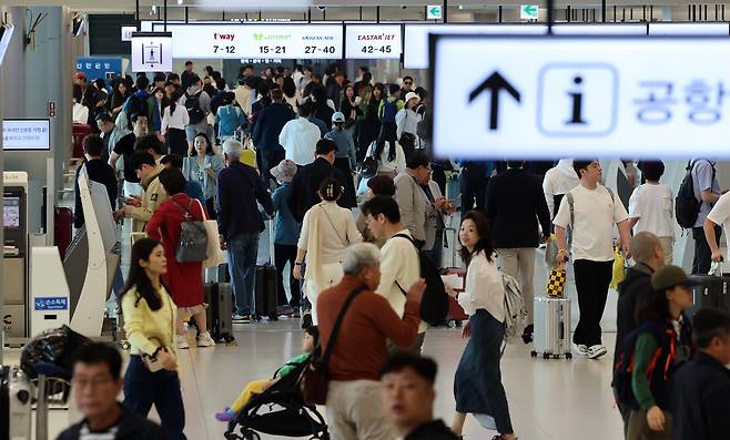 지난 2024년 어린이날 연휴를 하루 앞둔 5월 3일 오전 서울 강서구 김포공항 김포공항 국내선청사가 여행객들로 붐비고 있다. /뉴스1