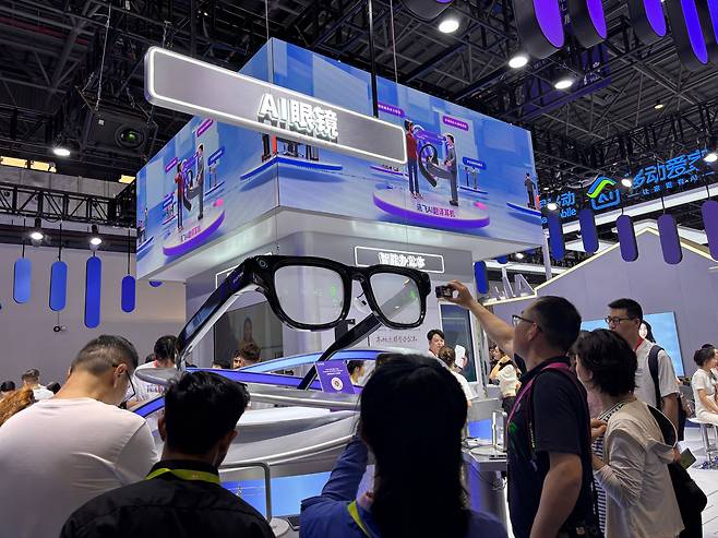 13일 오후 하이난성 하이커우시에서 열린 제6회 하이난국제소비재박람회 아이플라이텍 부스에 AI 안경이 전시돼 있다. /하이난(중국)=이은영 특파원