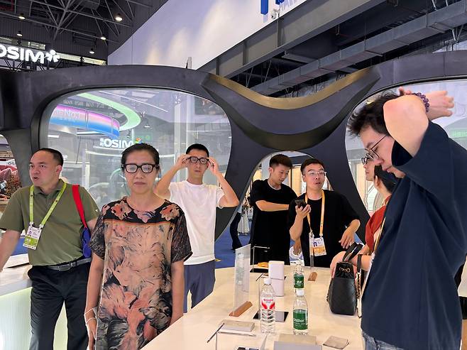 13일 오후 하이난성 하이커우시에서 열린 제6회 하이난국제소비재박람회에서 관람객들이 로키드 AI 안경을 착용하고 있다. /하이난(중국)=이은영 특파원
