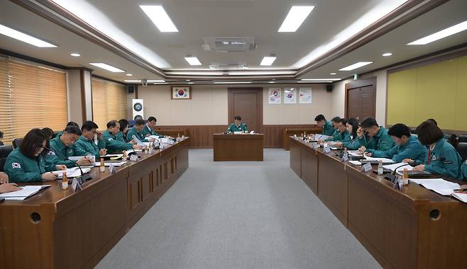 김영관 논산시장 권한대행은 직무 시작 직후인 13일 오후 3시 시청 상황실에서 긴급 간부회의를 열고 권한대행 체제 운영 방향을 공유하며 행정 공백 없는 시정 운영을 당부했다. 논산시 제공