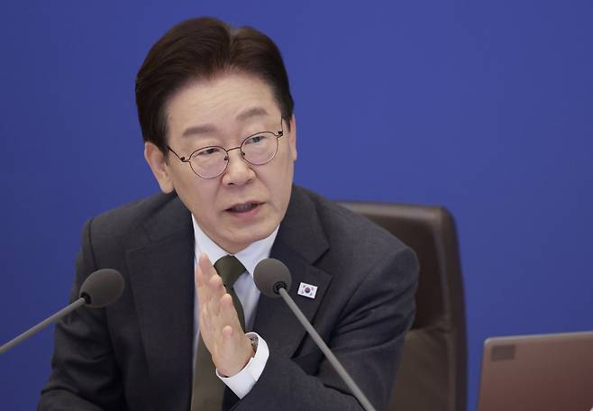 이재명 대통령이 14일 청와대에서 열린 제16회 국무회의 겸 제5차 비상경제점검회의에서 발언을 하고 있다. 청와대통신사진기자단