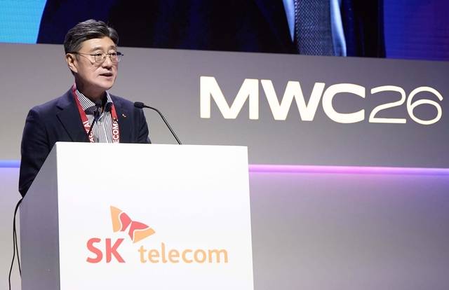 정재헌 SK텔레콤 사장이 MWC 2026 부대행사로 열린 인공지능 데이터센터(AI DC) 컨퍼런스에서 기조연설을 하고 있다. SKT 제공