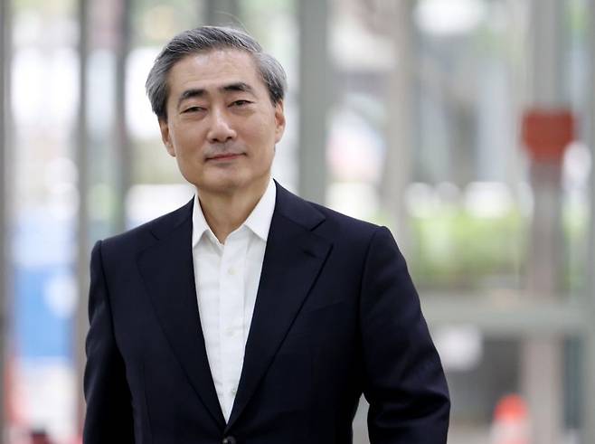 신현송 한국은행 총재 후보자가 지난 6일 서울 중구 한화금융플라자에 마련된 인사 청문회 준비 사무실로 출근하고 있다. 2026.04.06. /사진=뉴시스