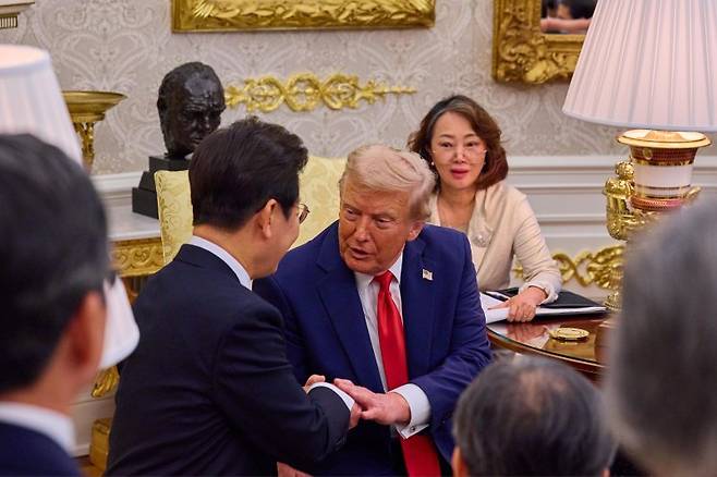 미국의 도널드 트럼프 대통령이 지난해 8월 25일 미국 워싱턴DC 백악관에서 이재명 대통령(왼쪽)과 악수하고 있다.뉴시스