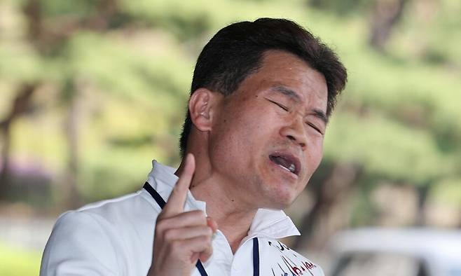 이재명 대통령과 이준석 개혁신당 대표에 대한 명예훼손 혐의를 받는 전 한국사 강사 전한길 씨가 13일 서울 서초구 서울중앙지방검찰청에서 열린 구속영장 청구 전 피의자 조사에 출석하며 취재진에 입장을 밝히고 있다. 연합뉴스