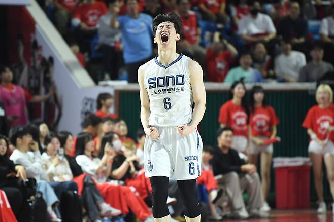 고양 소노 이정현이 14일 서울 잠실학생체육관에서 열린 2025~2026 남자프로농구 6강 플레이오프 서울 에스케이(SK)와 2차전에서 득점한 뒤 포효하고 있다. 한국농구연맹 제공