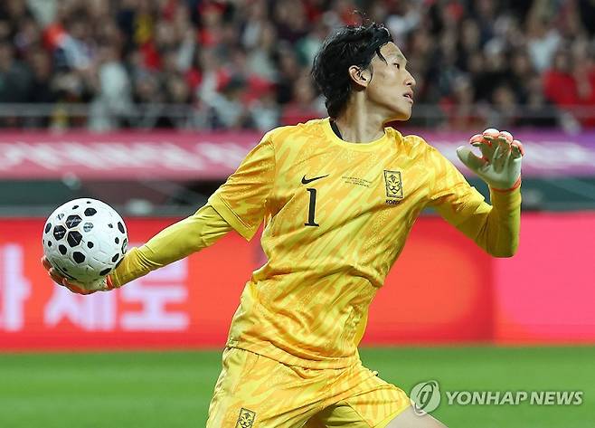 역시 거미손 김승규_(서울=연합뉴스) 이동해 기자 = 14일 서울 마포구 서울월드컵경기장에서 열린 한국과 파라과이 축구 대표팀의 친선경기. 골키퍼 김승규가 선방한 뒤 전방에 공을 연결하며 역습을 시도하고 있다. 2025.10.14 eastsea@yna.co.kr