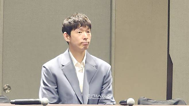 13일 V리그 시상식에서 MVP를 수상하고 취재진과 인터뷰를 하고 있는 한선수. IS포토