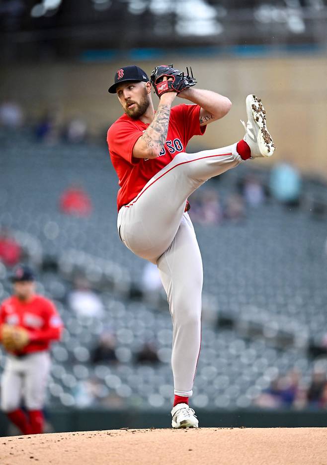 <yonhap photo-2345=""> MINNEAPOLIS, MINNESOTA - APRIL 13: Garrett Crochet #35 of the Boston Red Sox pitches against the Minnesota Twins during the first inning at Target Field on April 13, 2026 in Minneapolis, Minnesota. Stephen Maturen/Getty Images/AFP (Photo by Stephen Maturen / GETTY IMAGES NORTH AMERICA / Getty Images via AFP)/2026-04-14 09:55:42/ <저작권자 ⓒ 1980~2026 ㈜연합뉴스. 무단 전재 재배포 금지, AI 학습 및 활용 금지></yonhap>