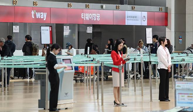 티웨이항공이 고유가와 고환율에 따른 수익성 악화로 5~6월 두 달간 객실 승무원 대상 무급휴직을 시행하기로 했다. 사진은 13일 인천공항 출국장의 티웨이항공 카운터 모습. 김경록 기자