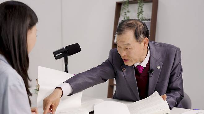 한상범 법무사가 직접 작성한 필기노트를 보여주며 암기법을 설명하고 있다.