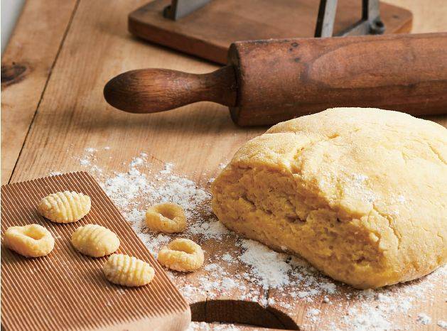 뇨끼 반죽 시 밀가루 사용을 줄이면 구름처럼 부드럽게 녹아내리는 정통 식감을 살릴 수 있다. 사진 더테이블