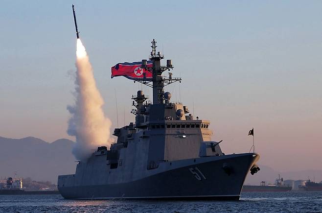 북한이 지난 12일 5000톤급 구축함 '최현호'에서 전략순항미사일과 함대함 미사일 발사 시험을 진행하는 모습. 노동신문, 뉴스1