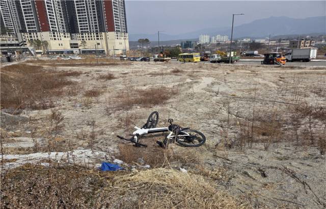 ▲ 춘천 학곡지구 내 공터에 방치된 e-타봄 전기자전거. 춘천시 제공