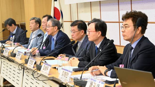 ▲ 14일 서울 국회 의원회관에서 열린 5극 3특 실현을 위한 지방대학 발전방안 국회정책 토론회에서 죄장을 맡은 김기석 강원대 명예교수가 발언하고 있다. 서영 기자