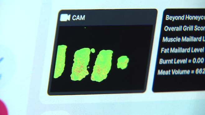 구워지고 있는 고기의 상태가 화면에 나오고 있는 모습.