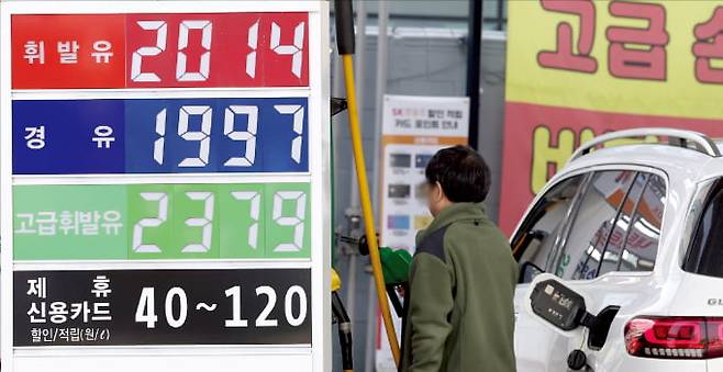 미국이 이란의 호르무즈 해협 봉쇄에 맞서 역(逆) 봉쇄를 예고하면서 브렌트유 선물 가격은 13일 장중 배럴당 103.44달러로 치솟았다. 이날 서울의 한 주유소에서 운전자가 기름을 넣고 있다. 문경덕 기자