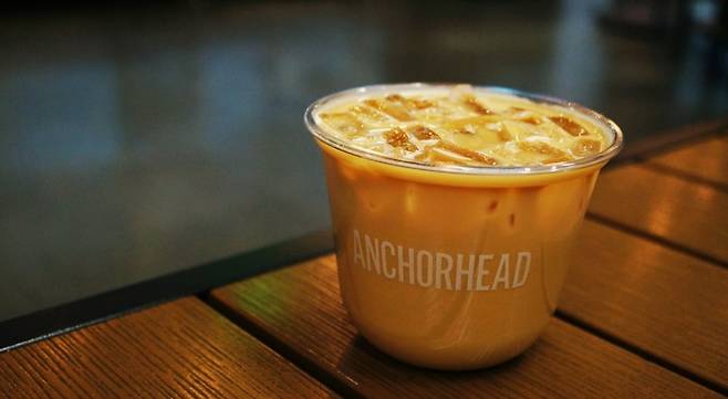 시애틀의 흐린 아침, 로컬 카페에서 마시는 순수한 아이스 라떼 한 잔 / 사진. ⓒ박은새