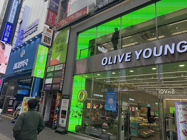 명동 레디영약국 바로 옆 올리브영이 위치해 있다. 사진에는 나오지 않았지만 바로 뒤 다른 약국과 올리브영 매장이 하나 더 있다 / 박정원 인턴기자