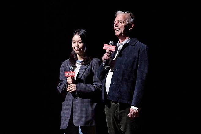 스티븐 돌드리 감독이 12일 서울 용산구 블루스퀘어에서 개막한 ‘빌리 엘리어트’ 공연에서 인사말을 하고 있다. 신시컴퍼니 제공