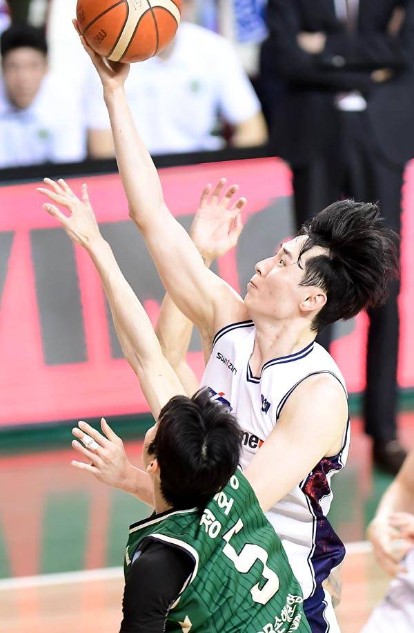 부산 KCC 송교창이 지난 13일 원주 DB프로미아레나에서 열린 원주 DB와의 KBL 6강 플레이오프(PO) 1차전에서 슛을 넣고 있다. KBL 제공