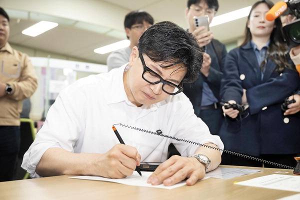 한동훈 전 국민의힘 대표가 14일 부산 북구 만덕2동 행정복지센터에서 전입신고를 하고 있다. 전민철 기자 jmc@kookje.co.kr