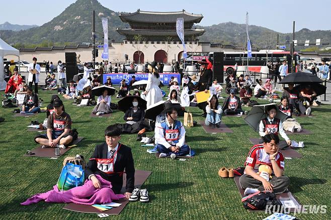 14일 서울 광화문광장에서 열린 ‘2026 광화문 멍때리기 대회’에서 참가자들이 멍하니 앉아 있다.